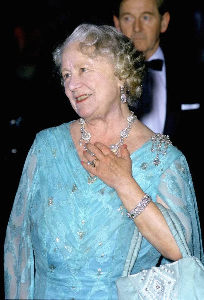 Королева-мать на вечерней помолвке в кольце, которое позже было подарено Камилле Паркер-Боулз в качестве помолвочного.Тим Грэм - Getty Images
