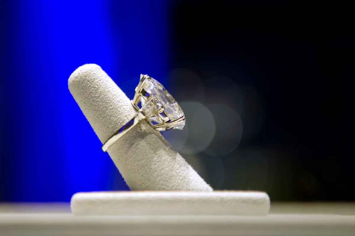 Бриллиантовое кольцо Элизабет Тейлор демонстрируется на пресс-показе Christie's в Париже 15 ноября 2011 года (FRED DUFOUR/AFP/Getty Images)