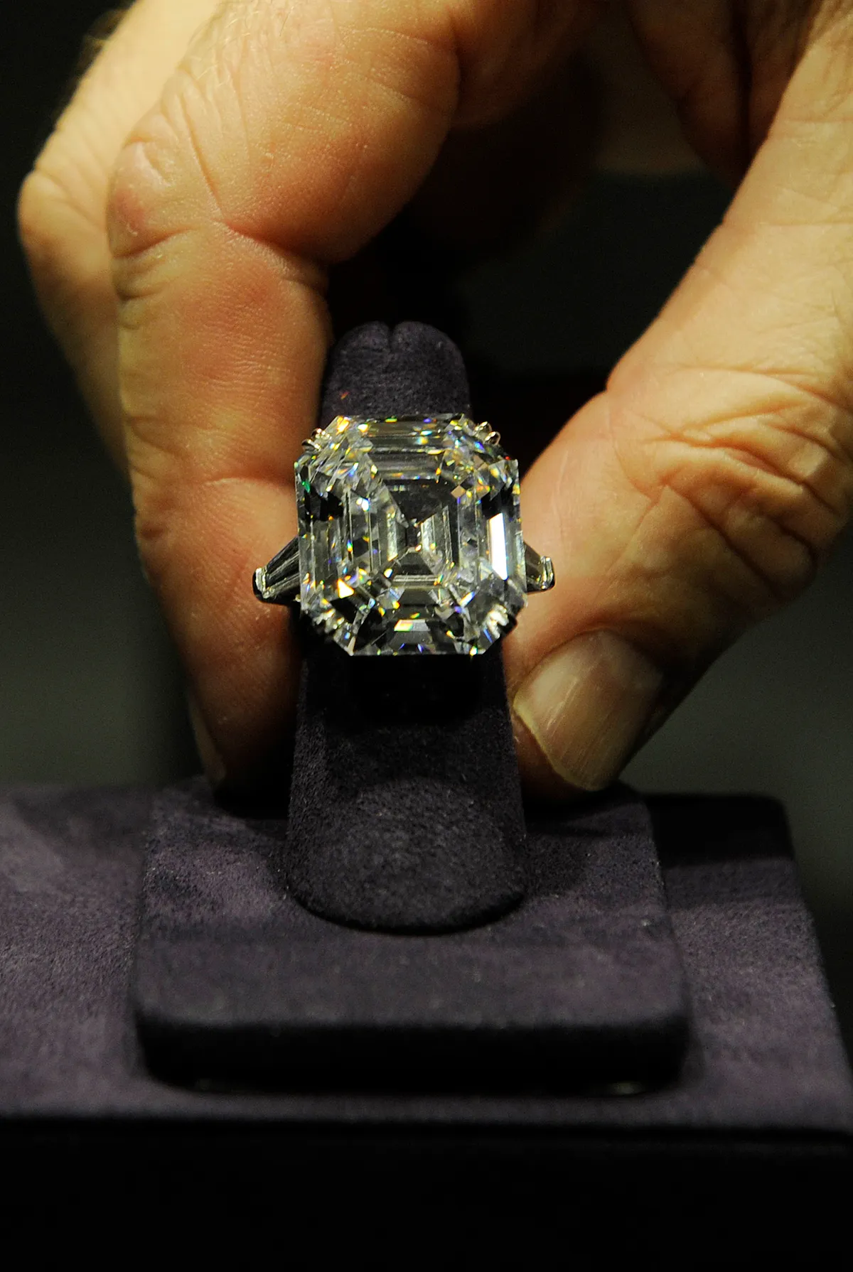 Бриллиантовое кольцо Элизабет Тейлор выставлено на аукционе Christie's в Лондоне 23 сентября 2011 года (FACUNDO ARRIZABALAGA/AFP/Getty Images)
