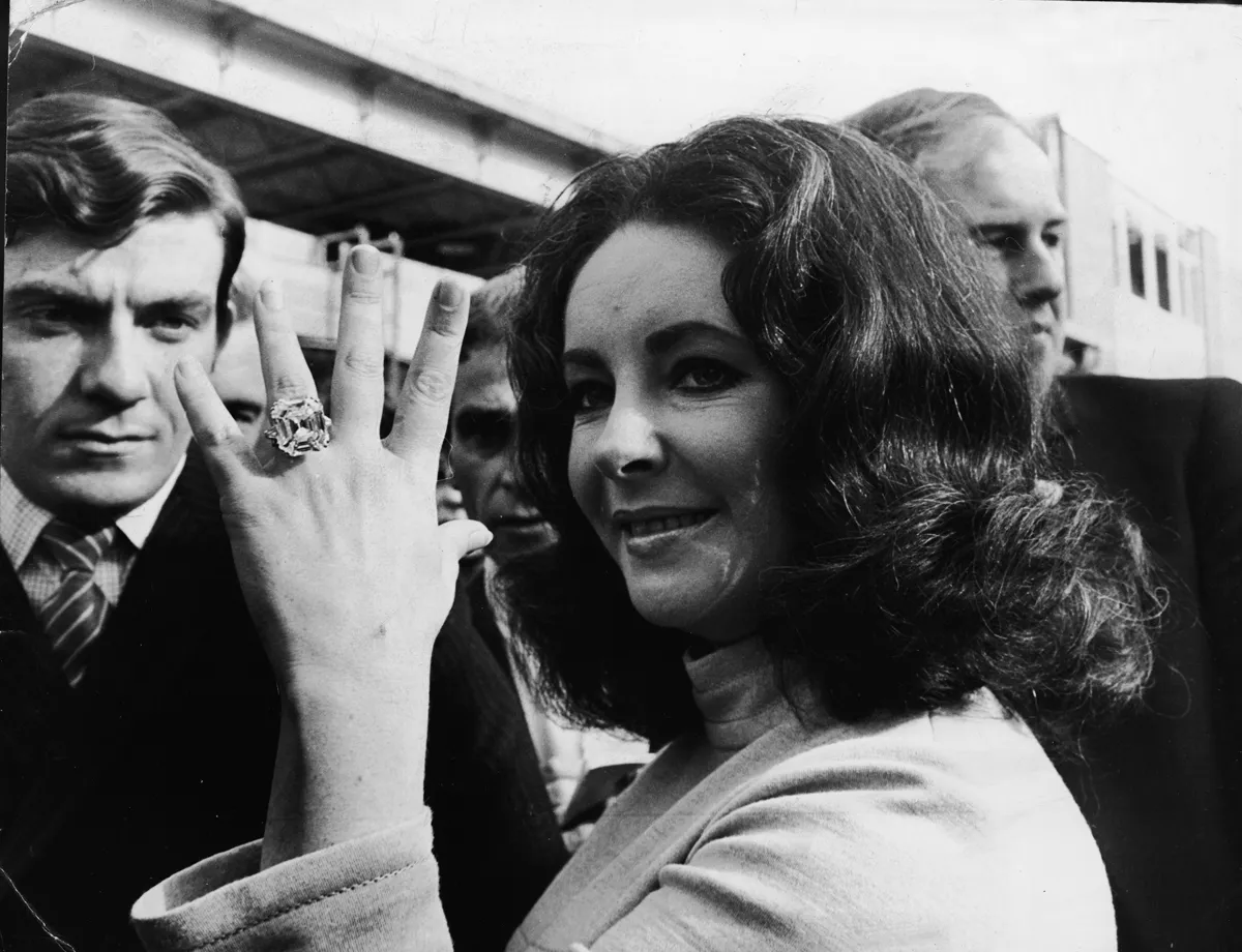 Elizabeth Taylor shows off the diamond ring given to her by her husband, Richard Burton, May 1968 (Express Newspapers/Hulton Archive/Getty Images)