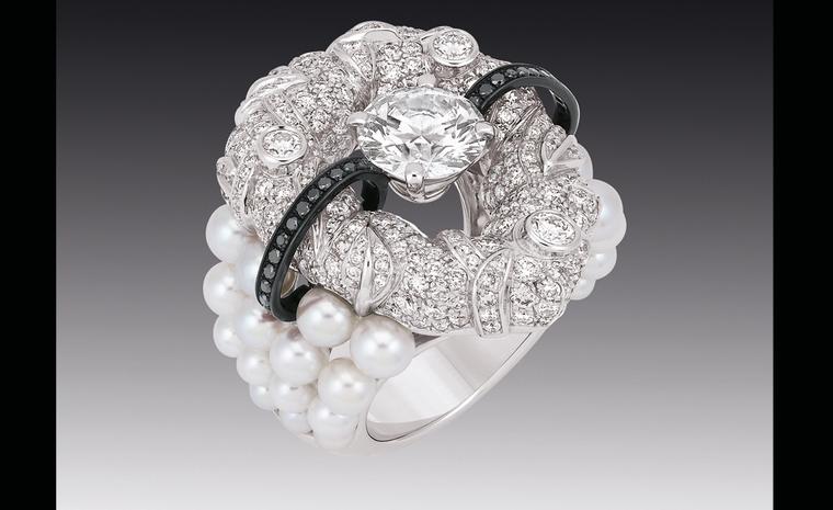 Коллекция Chanel Contrastes: Bague Nuage de Glace. Кольцо из белого золота, жемчуга и бриллиантов.
