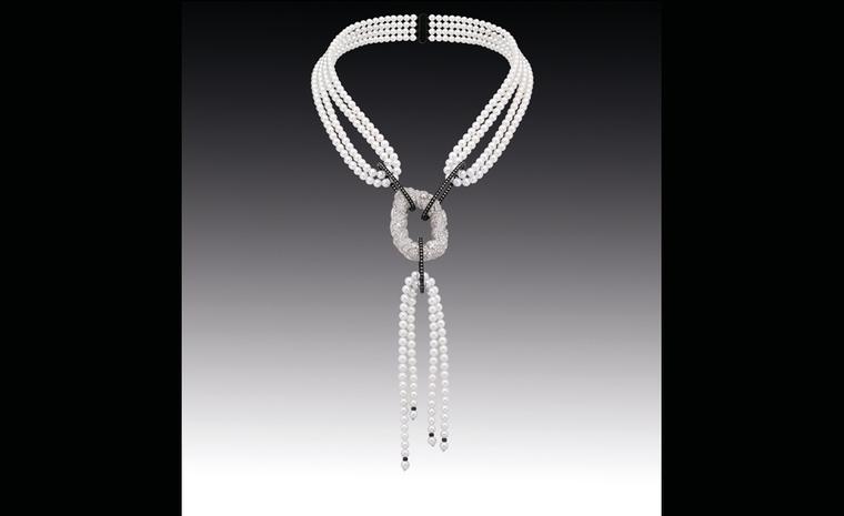 Коллекция Chanel Contrastes: Collier Nuage de Glace. Колье из белого золота, бриллиантов и жемчуга.
