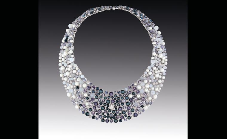 Коллекция Chanel Contrastes: Collier Perle de Rosee. Колье из белого золота, бриллиантов, черных и серых шпинелей, лунных камней и жемчуга.
